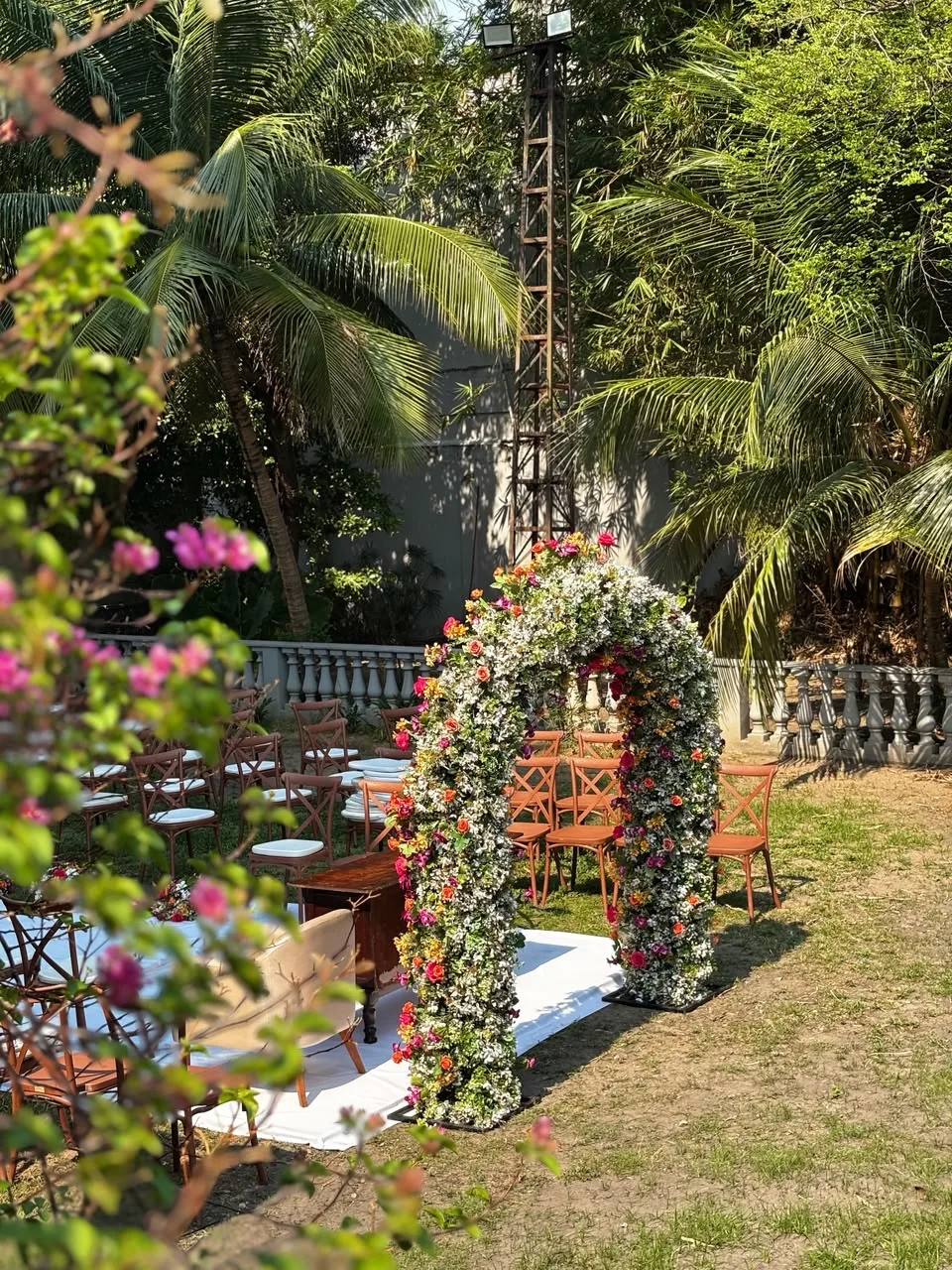 Arco de flores coloridas no jardim preparado para a cerimônia